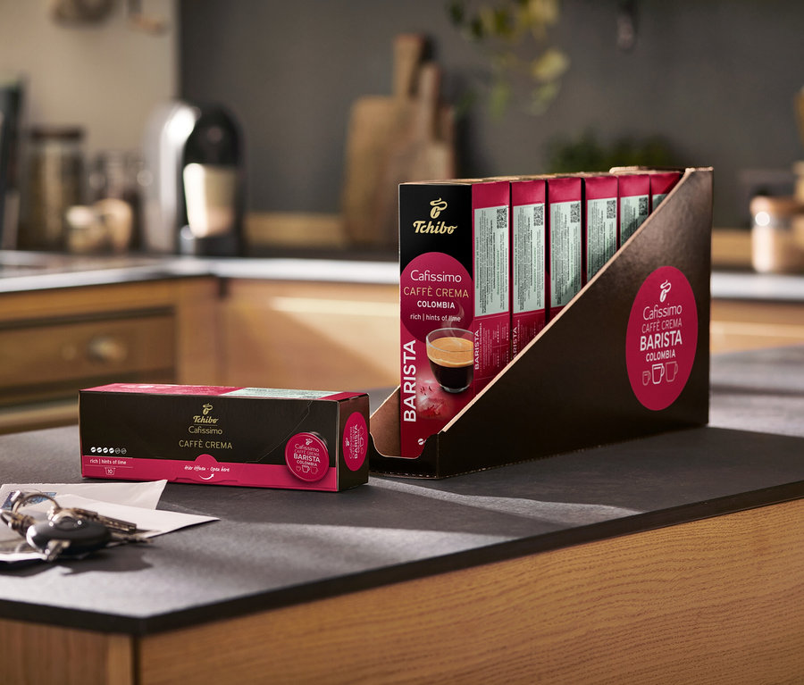 Egy csomag Cafissimo Latte Crema Barista kapszula egy konyhapulton.