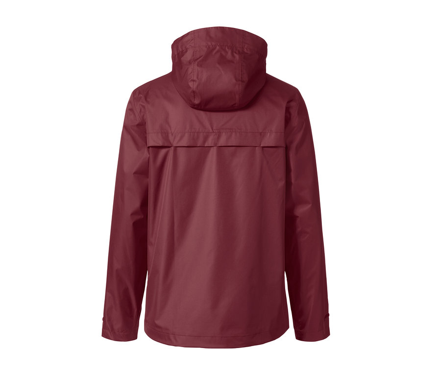 Egy bordó esőkabát hátulról.