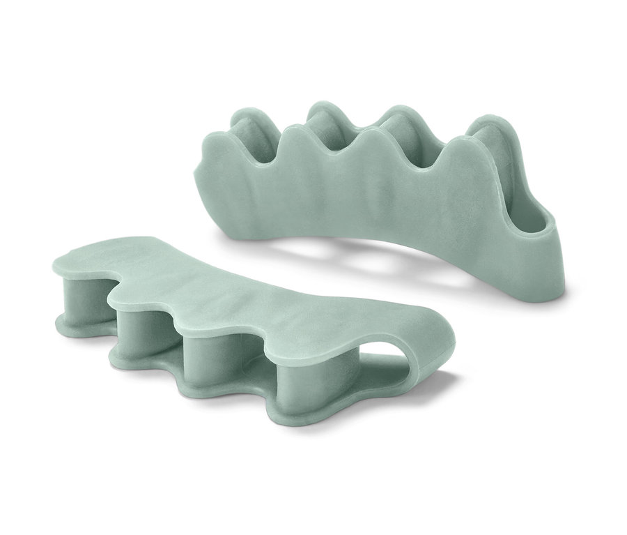 Két világoszöld lábujjterpesztő.