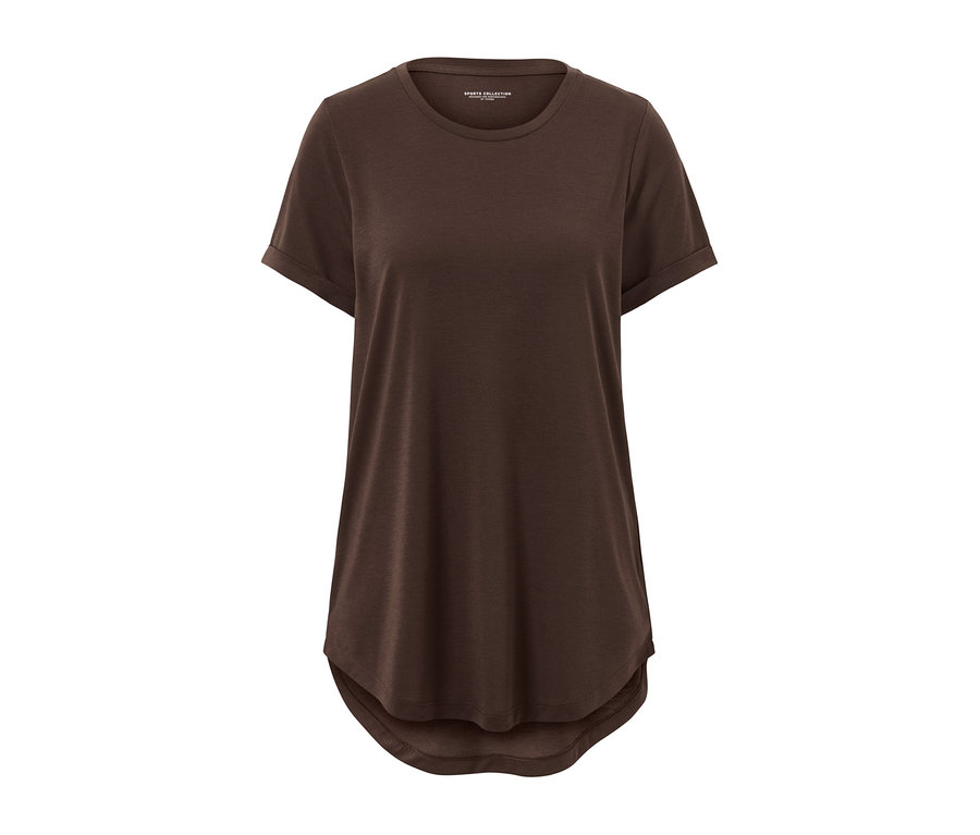 Egy barna női hosszú felső fehér háttérrel.