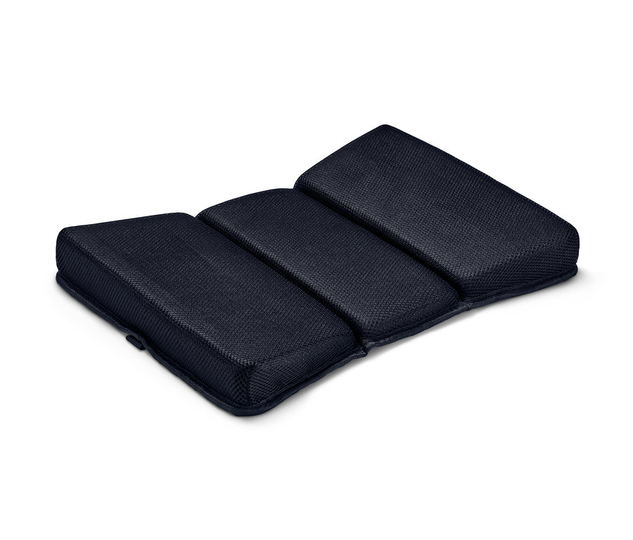 Egy memóriahabos deréktámasztó párna fehér háttérrel.