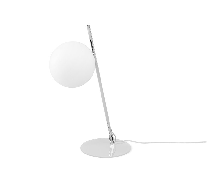 Krómozott fém asztali lámpa gömb alakú lámpaernyővel.
