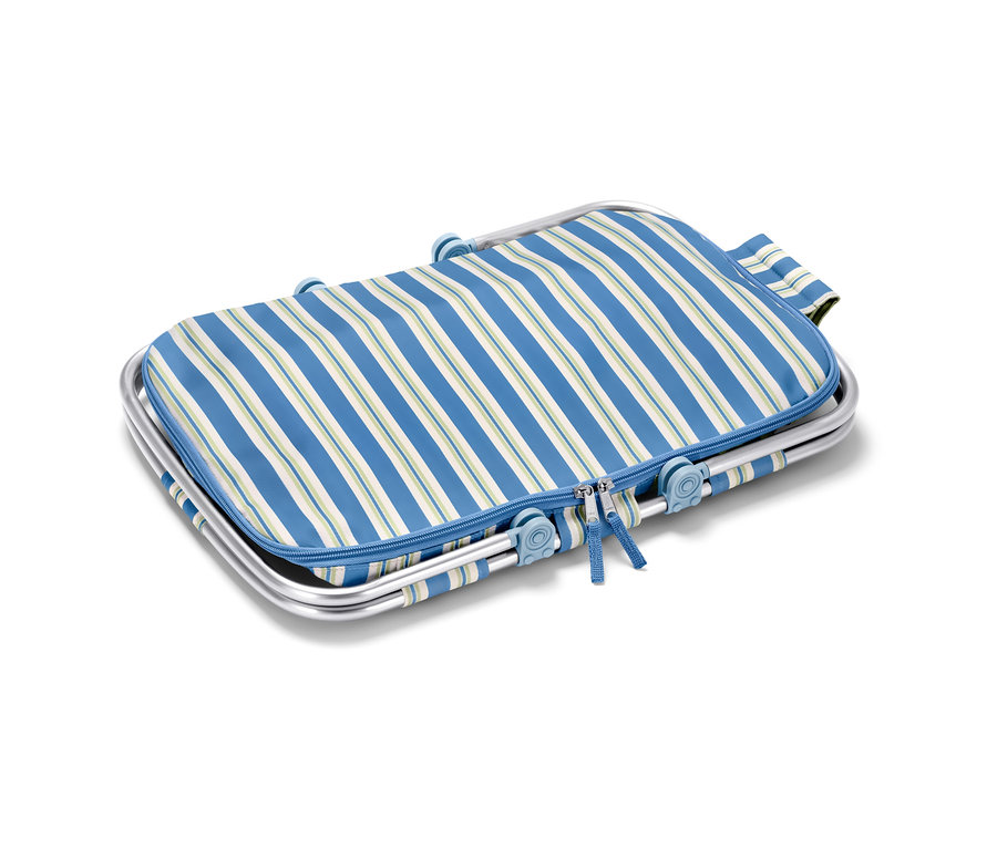 Összecsukott hűtőkosár kék és fehér csíkokkal.