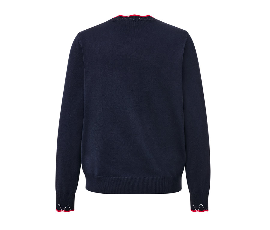 Sötétkék, finomkötésű kardigán piros, hullámos szegéllyel a nyakánál és az ujjaknál.