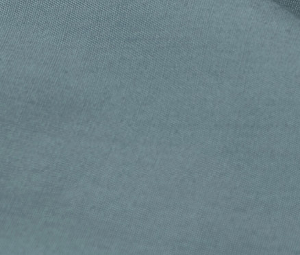 Kék, normál és extra méretű perkál ágynemű közelről.