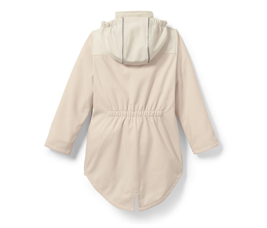 Egy bézs színű lány softshell kabát részlete, kapucnival.