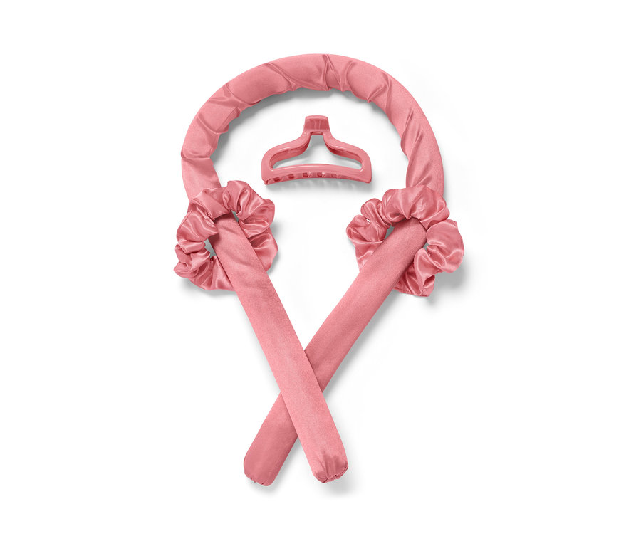 Rózsaszín hőmentes hajcsavaró készlet és egy hajcsat fehér háttérrel.