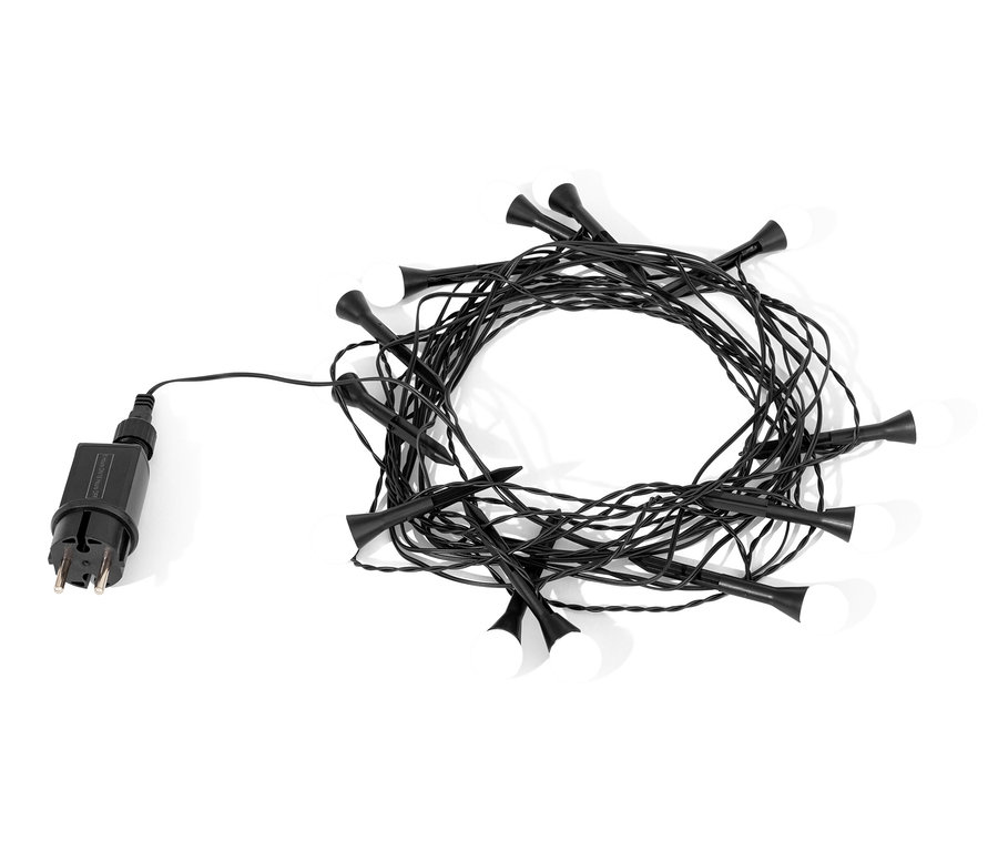 Fekete leszúrható lámpafüzér fekete kábellel és dugóval.