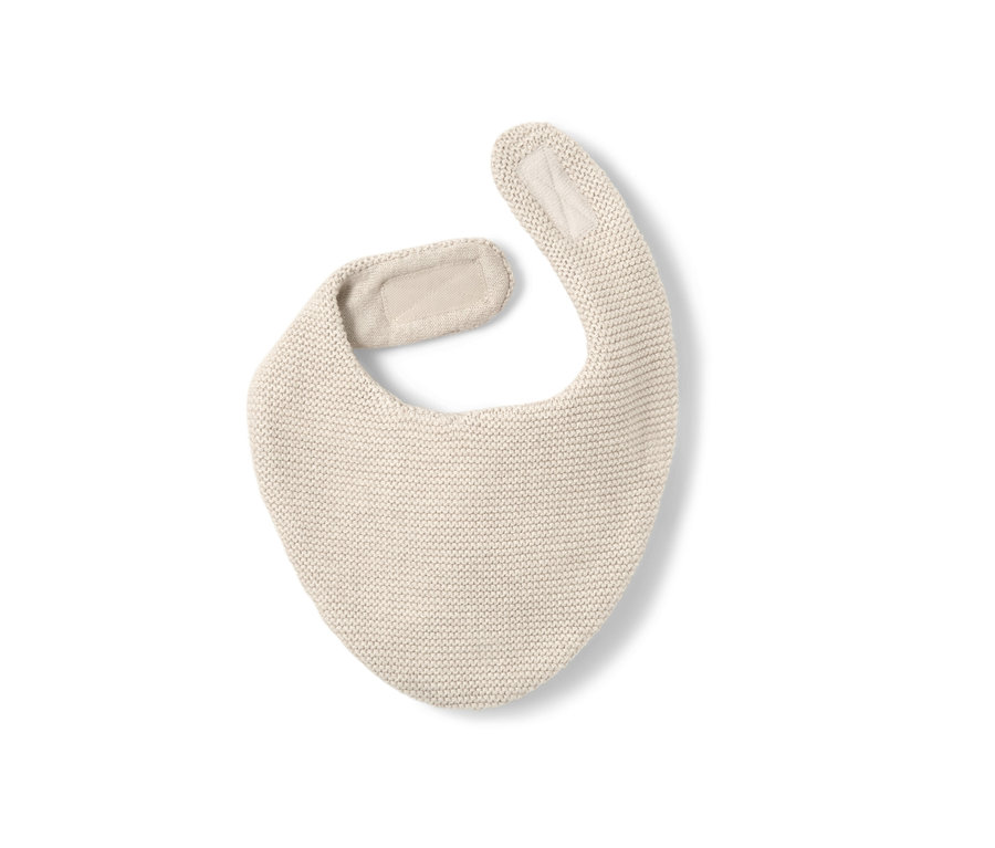 Kötött előke rögzítőelemekkel.