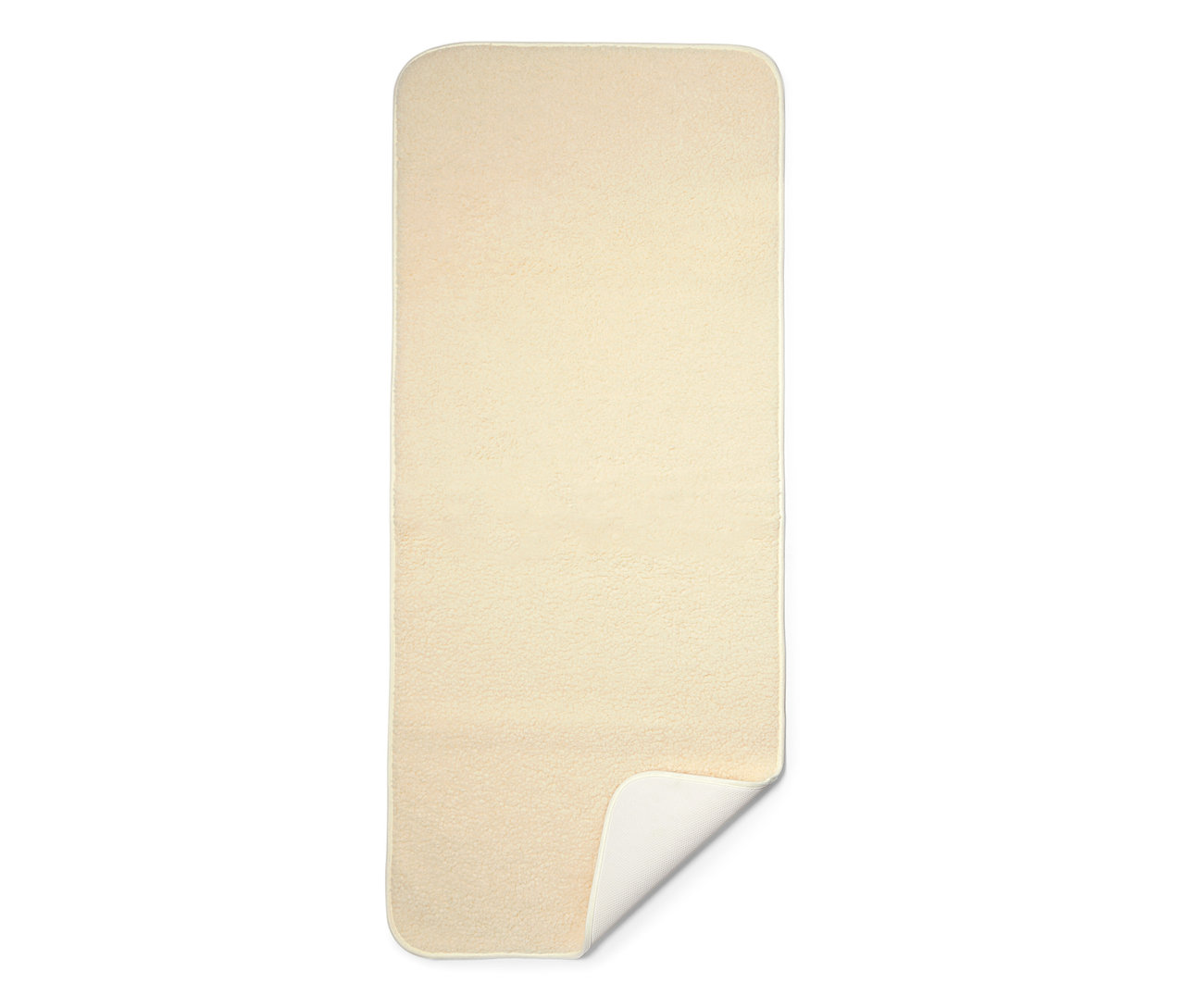 Egy bézs színű, nyírt gyapjú jógamatrac fekszik egy fehér háttéren.