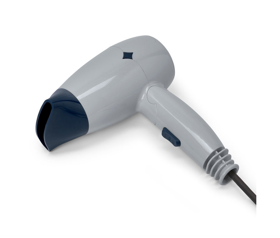 Szürke hajszárító utazáshoz sötétkék díszítéssel, fehér háttérrel.