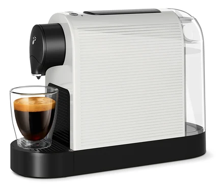 Egy fehér Cafissimo pure+ kávéfőző kávéval tölt meg egy poharat.