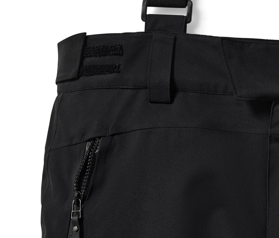 Egy fekete, high-tech férfi sínadrág részletfotója cipzárral és nadrágtartóval.