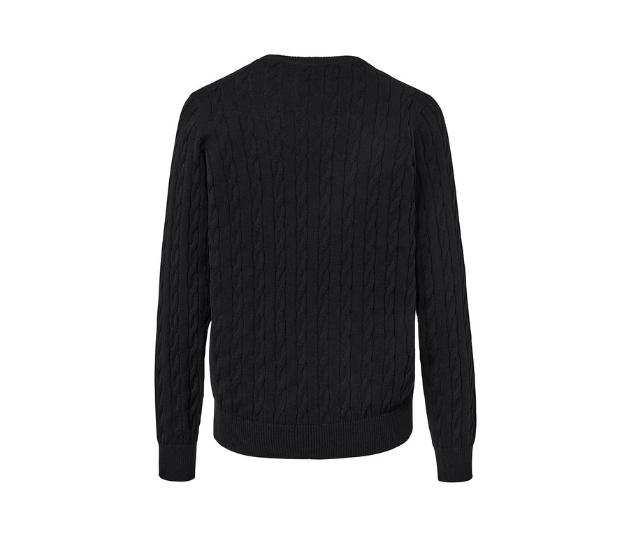 Egy fekete, fonott mintás kötött pulóver részletes hátsó nézete.
