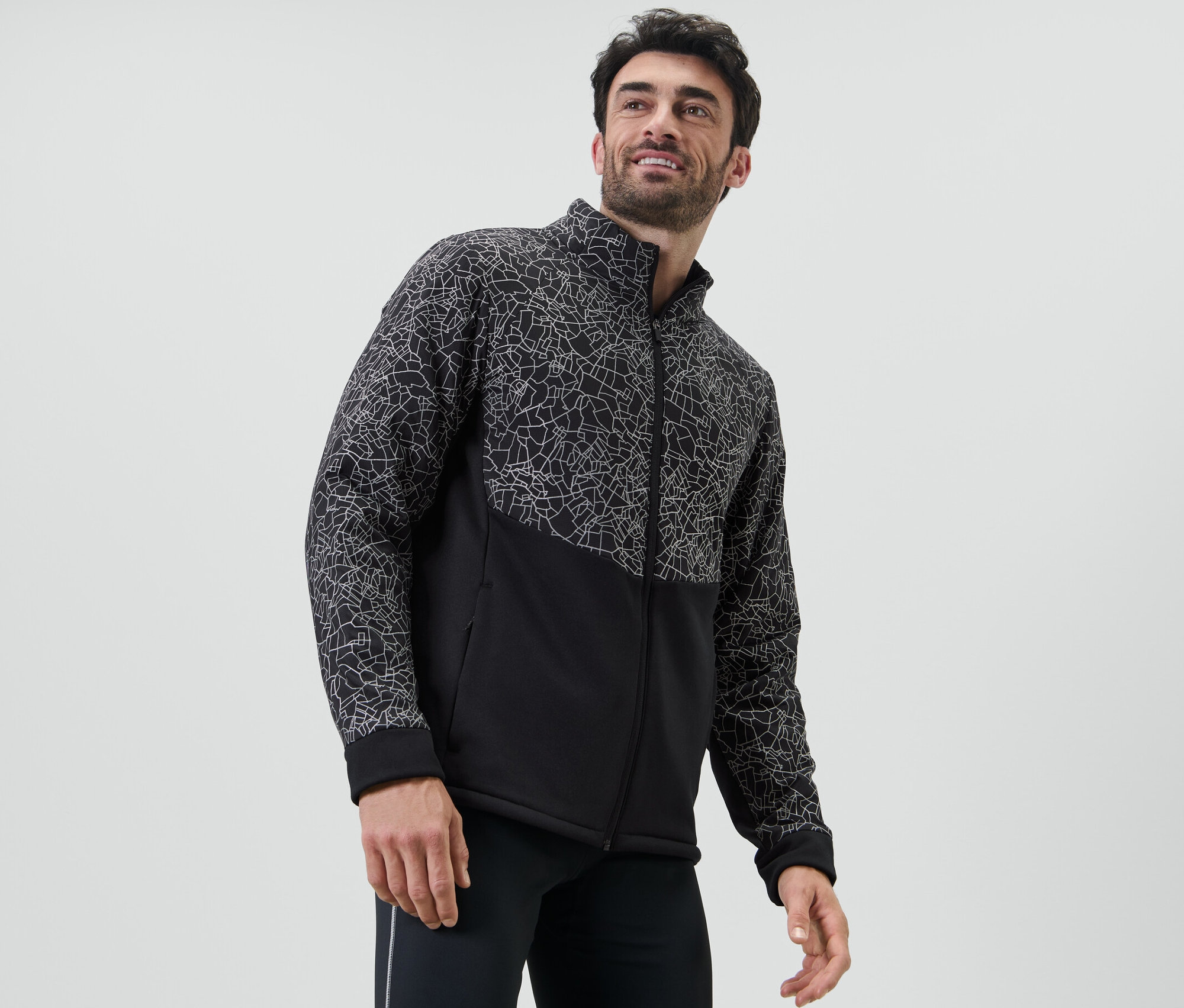 Férfi visel egy fényvisszaverő, fekete termodzsekit.