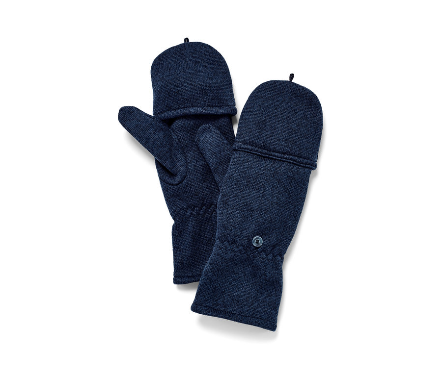 Két sötétkék, lehajtható kötött polárkesztyű fekszik fehér háttéren.