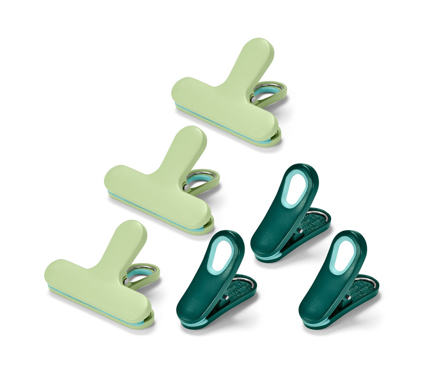 Hat aromacsipesz, három világoszöld és három sötétzöld színben, fekszik egy fehér háttéren.