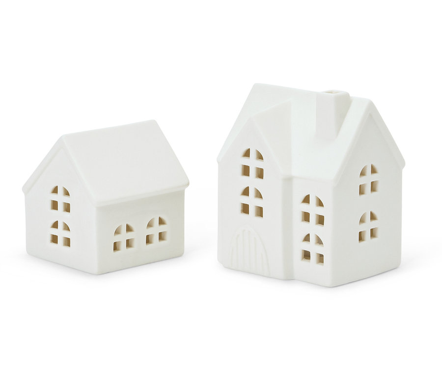 Két fehér kerámiaház ablakokkal.