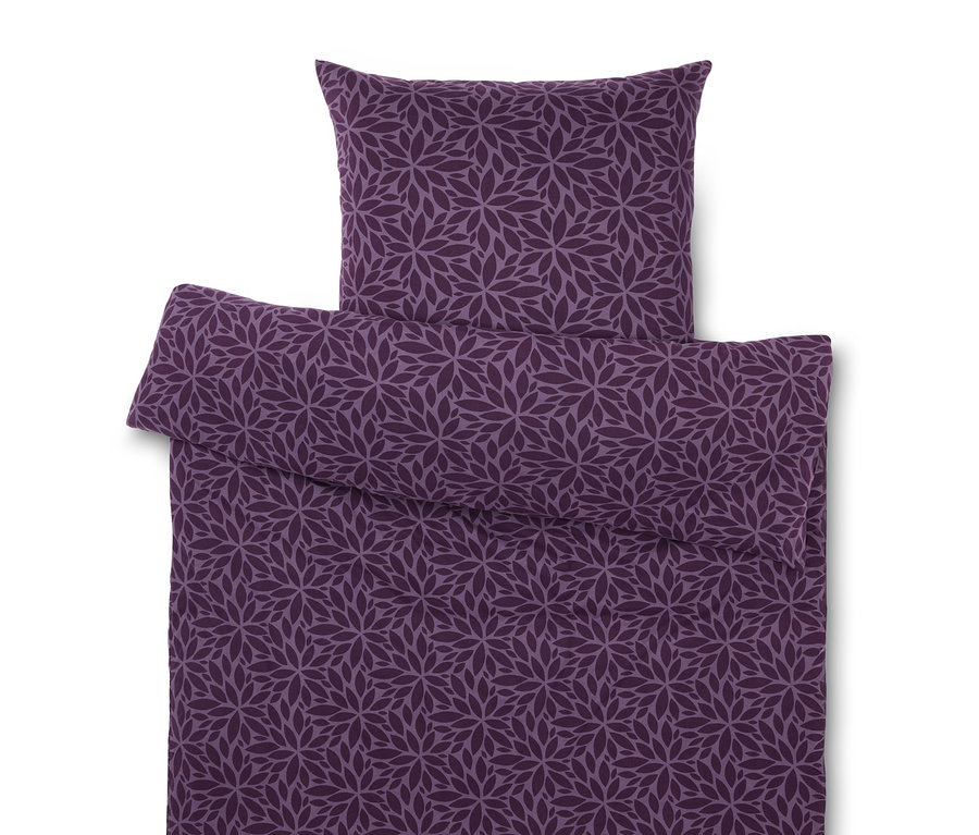 Lila ágynemű virágmintával.