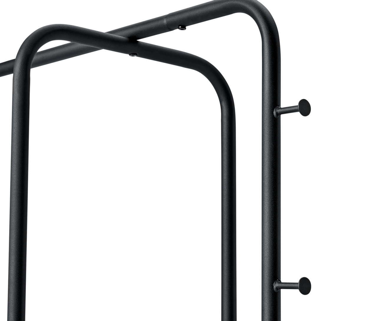 Egy fekete fém ruhatartó részlete.