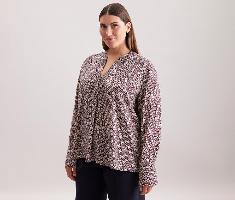 Nő visel egy ekrü-bordó mintás Seidensticker tunikát viszkózból.
