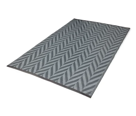 Egy kb. 165 x 115 cm-es, antracit-világosszürke kültéri szőnyeg geometrikus mintával.