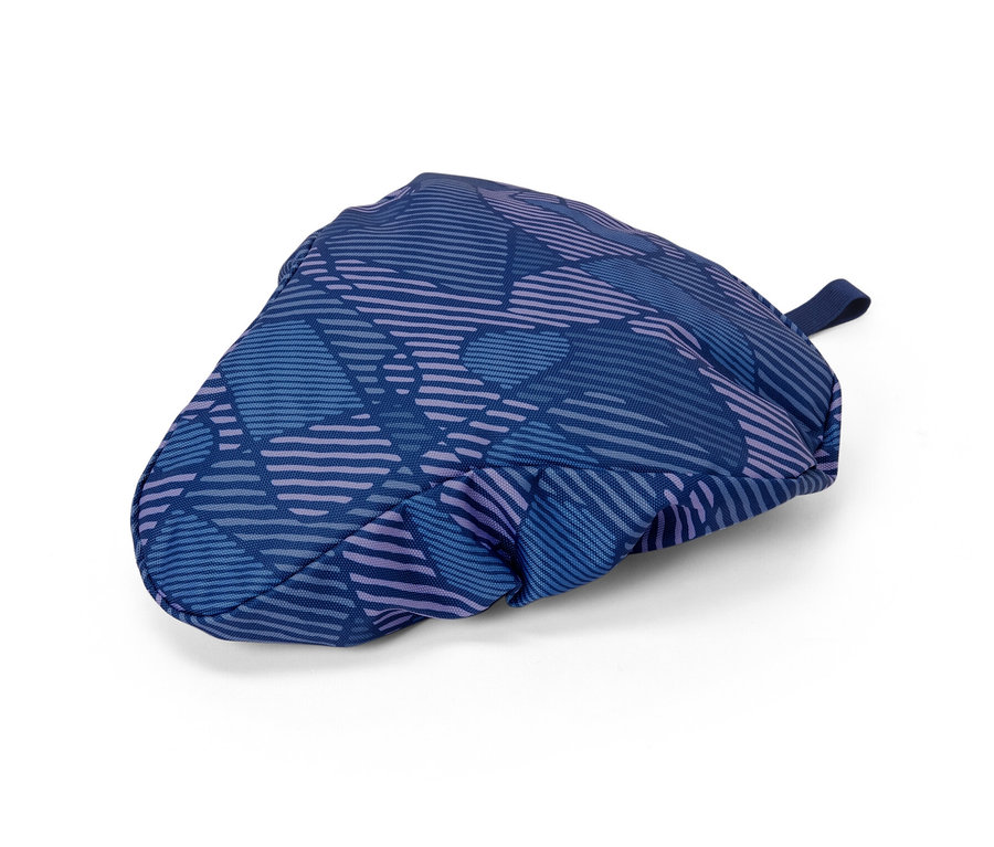 Kék kerékpáros üléshuzat, geometriai mintával.