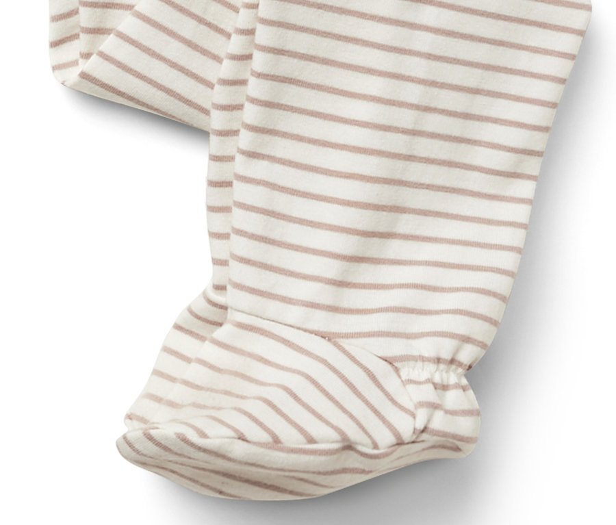 Egy baba rugdalózó részlete barna csíkos mintával.