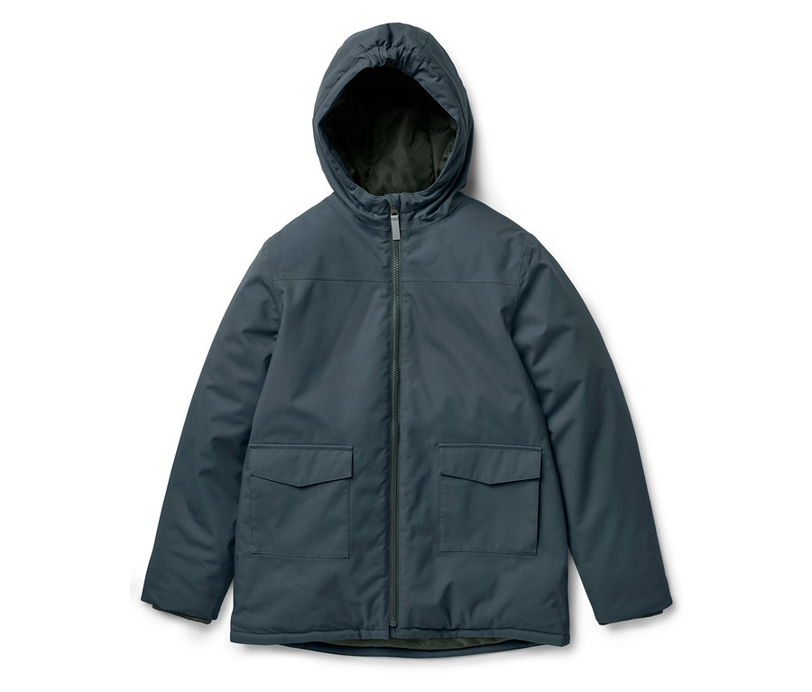 Egy tengerészkék színű, kapucnis kabát cipzárral középen.