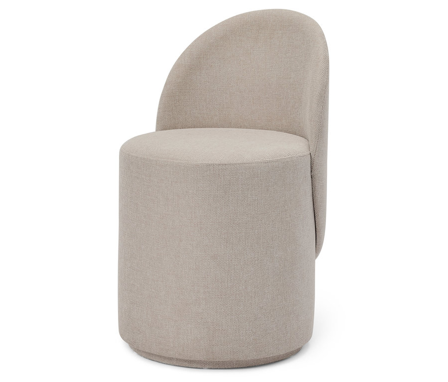 Bézs szövet szék kerek ülőfelülettel és félkör alakú háttámlával.