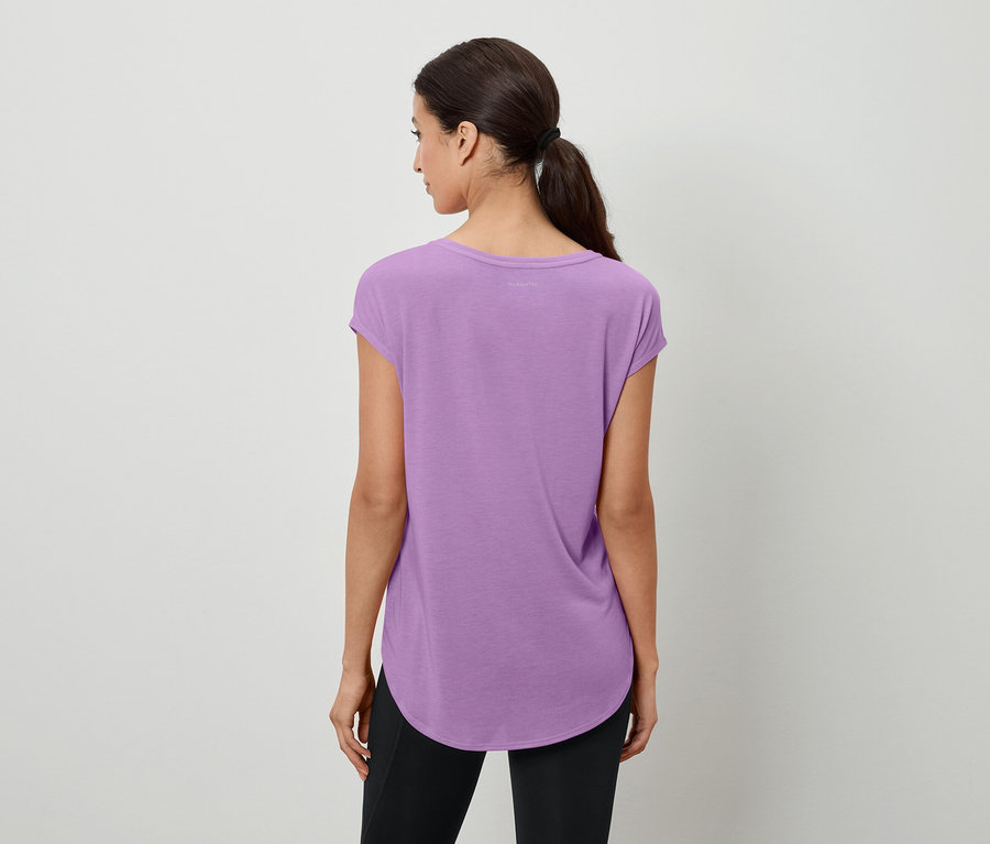 Hátulról látható egy lófarokos nő, aki lila pólót és fekete leggingset visel.