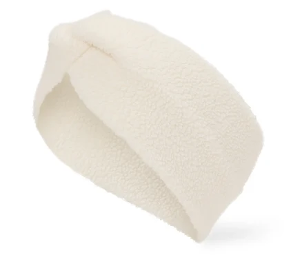 Krémszínű fleece fejpánt közelképe fehér háttérrel.
