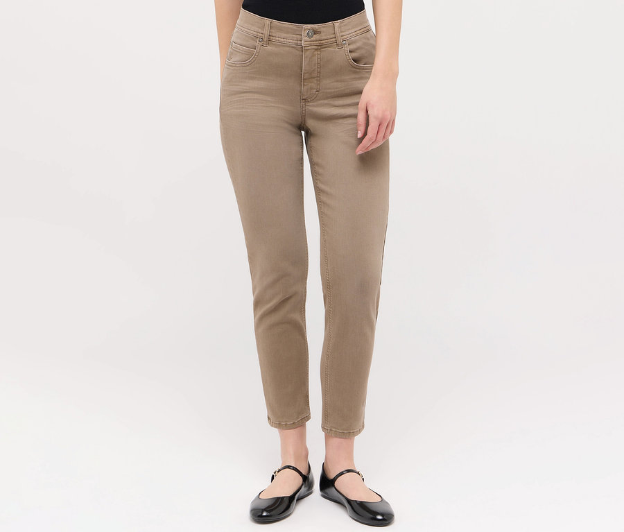 Nő visel Angels »Ornella« 7/8-os slim fit farmernadrágot és fekete cipőt.