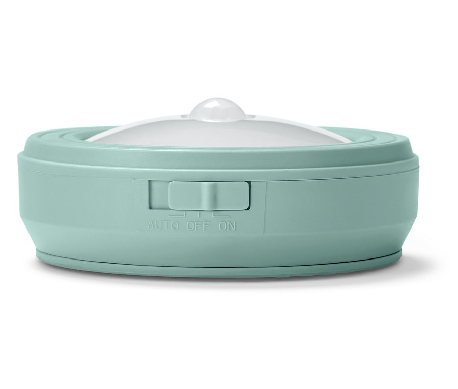 Egy kerek, mentazöld éjszakai fény részlete fehér szórófejjel és kapcsolóval.