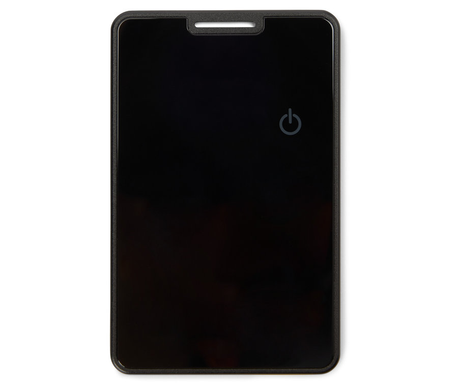 Fekete, téglalap alakú power bank bekapcsológombbal.