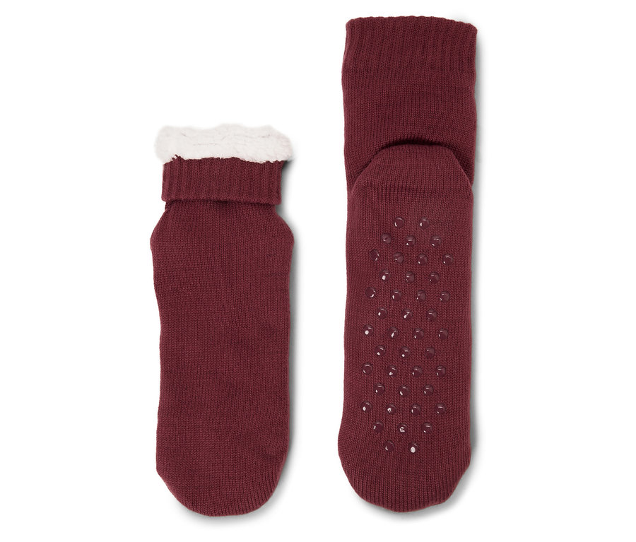 Két bordó zokni. Az egyik fehér plüss szegéllyel, a másik csúszásgátló pöttyökkel rendelkezik.
