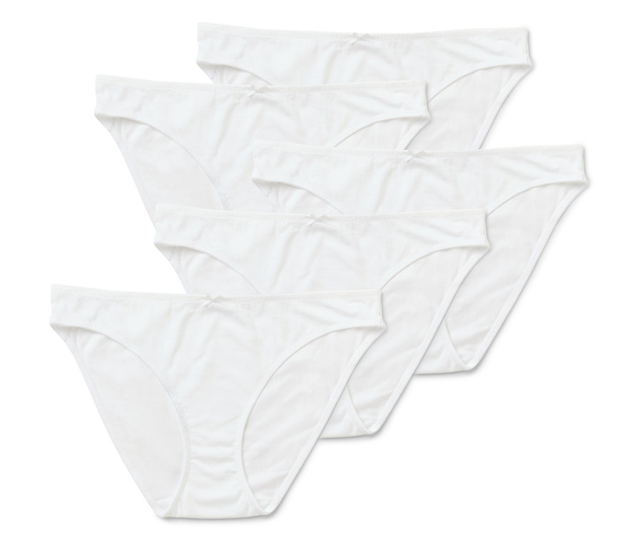Öt fehér női alsónemű fekszik egymáson.