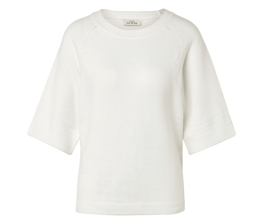 Krémszínű pulóver rövid, bő ujjakkal és kerek nyakkivágással.