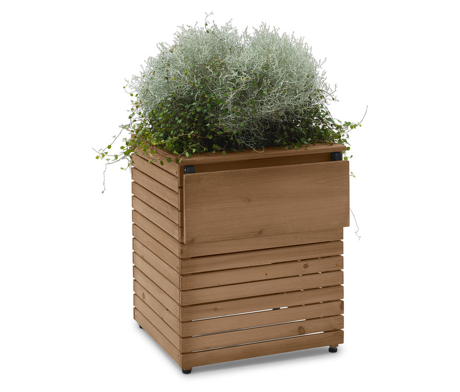 Fa virágtartó ezüst és zöld növényzettel fehér háttér előtt.