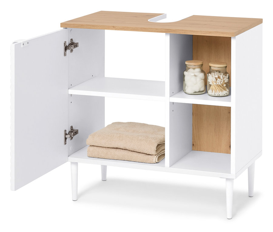 Fehér fürdőszobai szekrény világosbarna munkalappal, nyitott ajtóval, törölközőkkel és vattakorongokat és fültisztító pálcikákat tartalmazó üvegekkel.