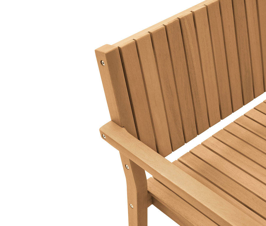 Egy fa kerti pad közeli képe karfával és háttámlával.