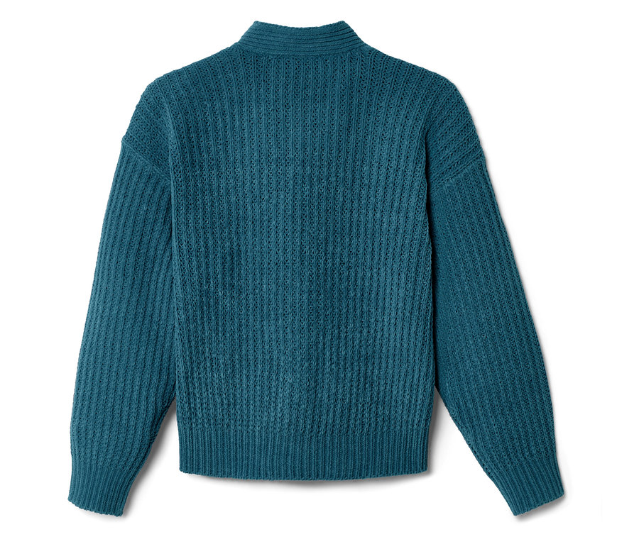 Közeli kép egy türkizkék kötött garbós pulóverről.