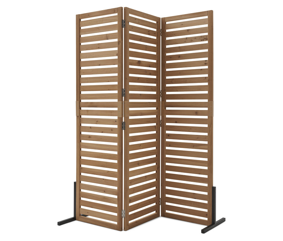Háromrészes, barna, fa lécekből álló térelválasztó fekete fém talppal, fehér háttér előtt.