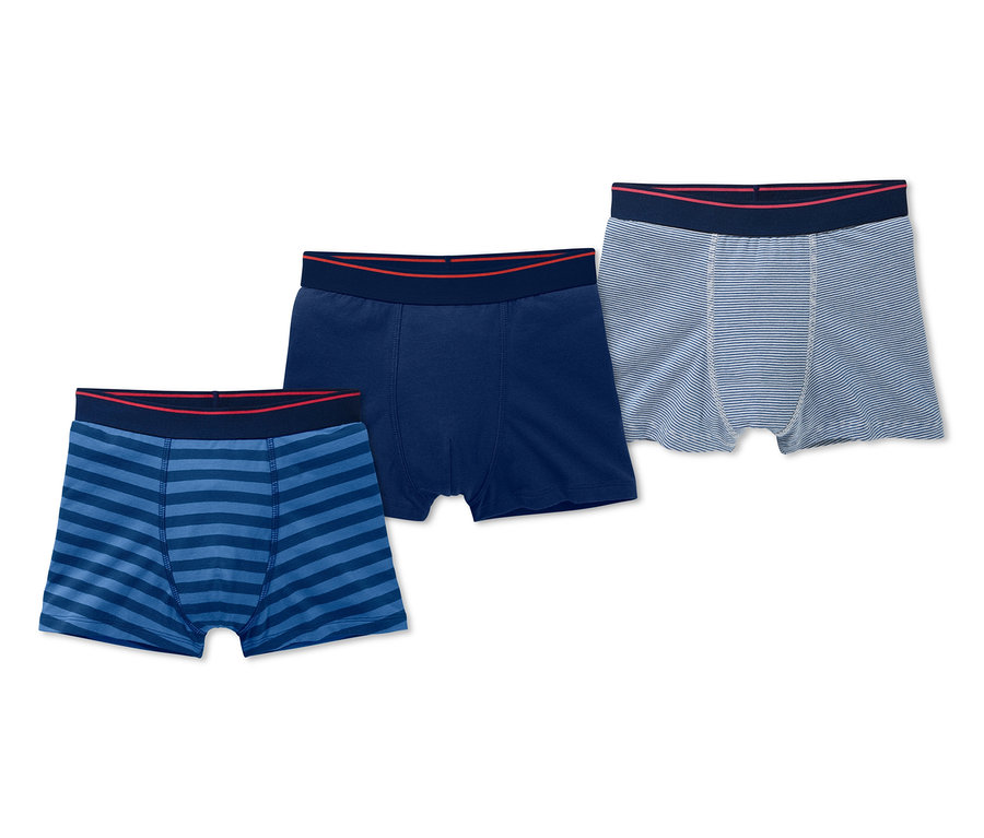 Három fiú boxer alsónadrág szettben: egy kék, egy kék csíkos és egy fehér kék csíkokkal.