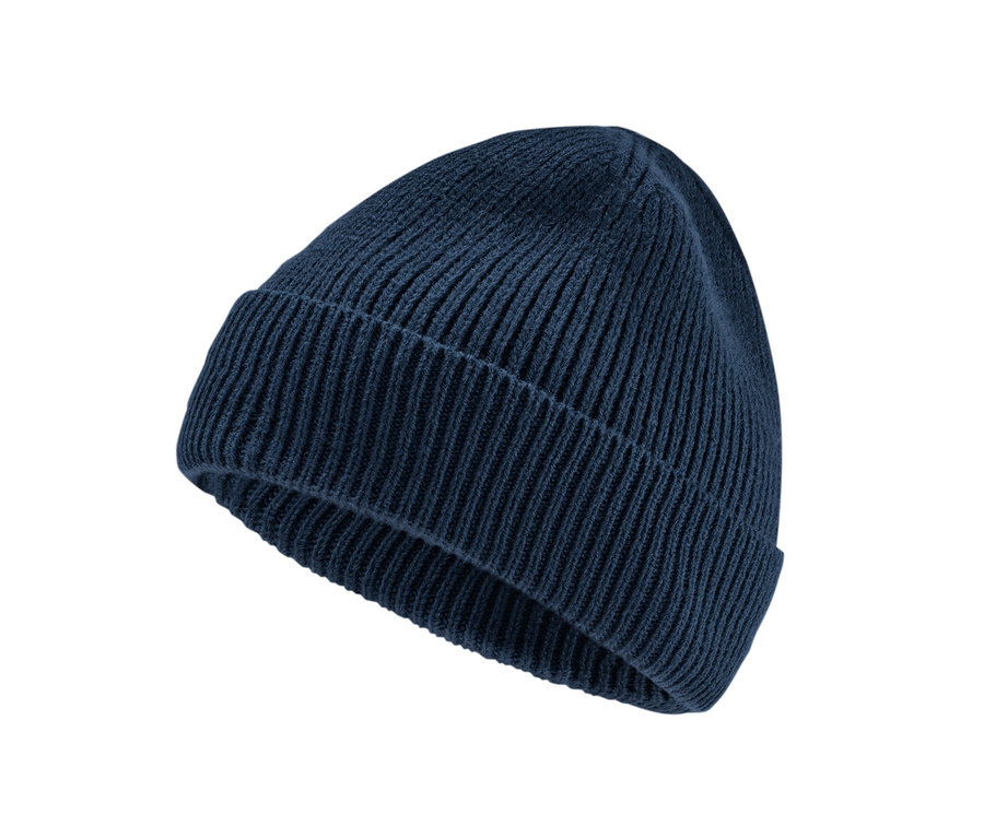 Egy sötétkék kötött sapka részlete.