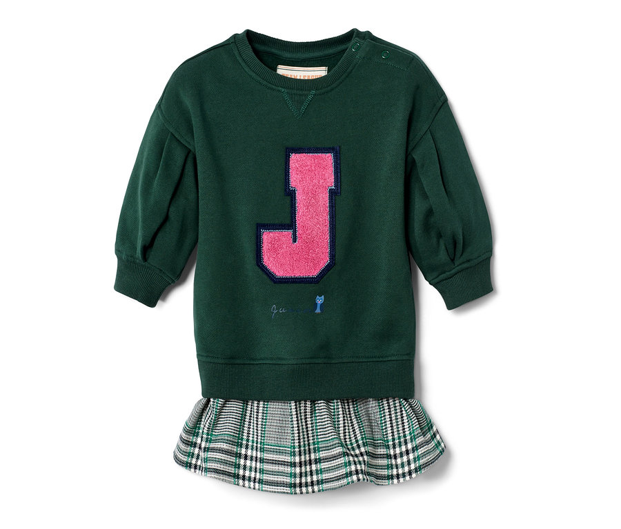 Zöld kockás szoknyás ruha, rózsaszín J betűvel.