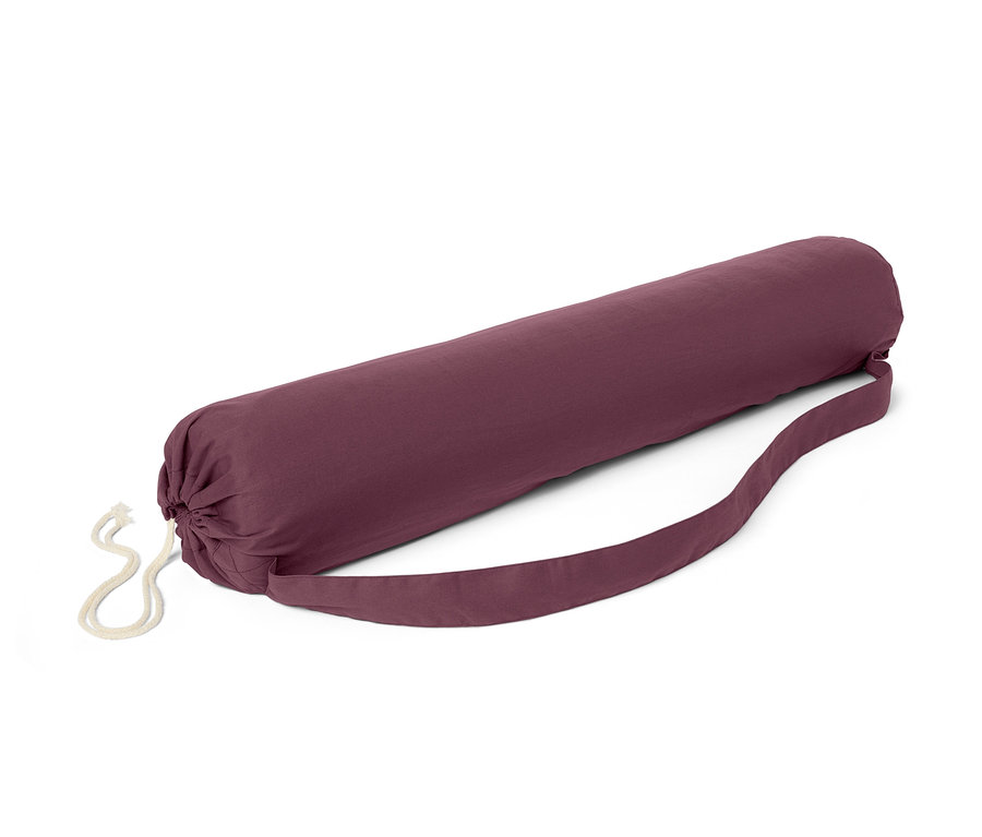 Bordó színű, nyírt gyapjú jógamatrac hordozópánttal fehér háttér előtt.