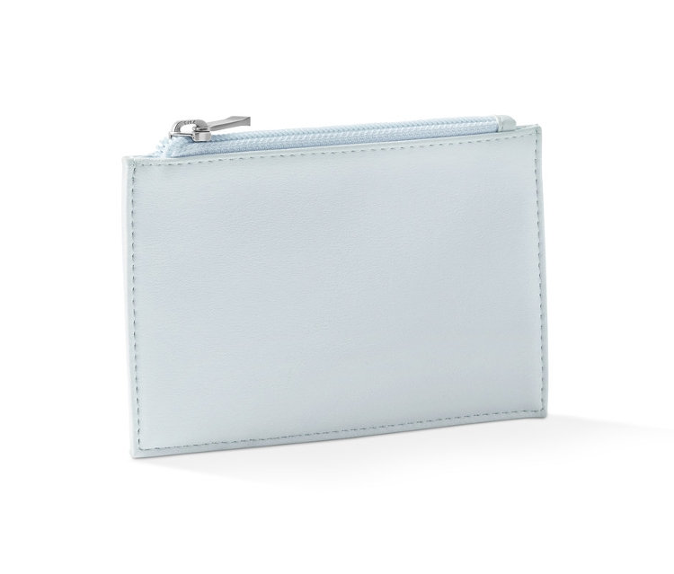 Egy világoskék, cipzáros pénztárca.