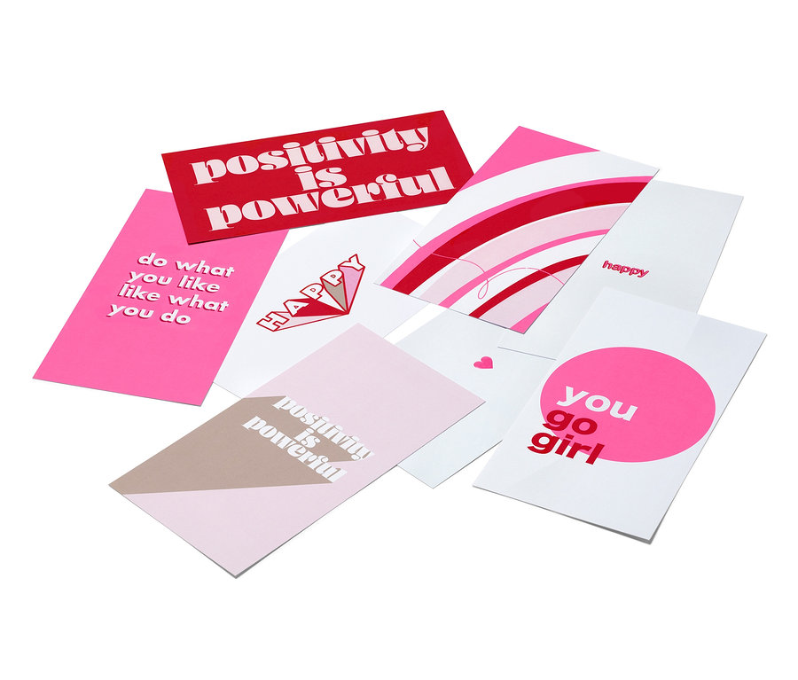 Egy 8 képeslapból álló készlet, különböző pozitív üzenetekkel és rózsaszín árnyalatú mintákkal.