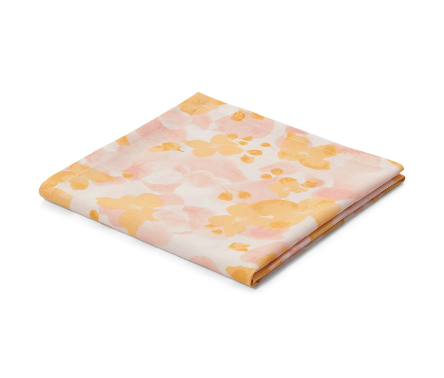 Virágmintás, összehajtott kültéri asztalközép-terítő, kb. 90 x 90 cm.